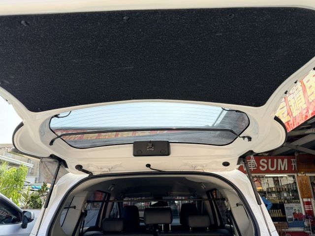 i-Key ISOFIX 倒車顯影 感應頭燈 大空間休旅車 家庭旅遊＆商用賺錢兩相宜  第16張相片