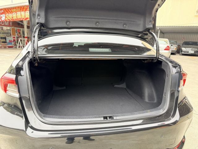 原鈑件 里程跑多 反應價格回饋 6氣囊 ESP ACC自動跟車 車道維持 倒車後視鏡自動調整  第15張相片