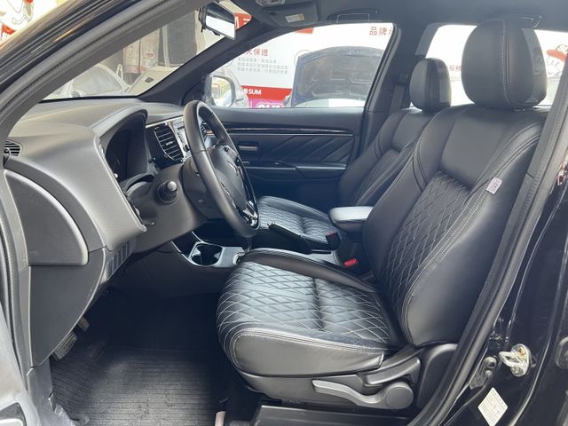 4ＷD 七氣囊 巡跡 無菸車 原鈑件認證 里程合約保證 可全貸 高雄二手車推薦  第4張相片