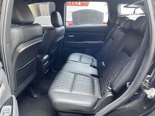 4ＷD 七氣囊 巡跡 無菸車 原鈑件認證 里程合約保證 可全貸 高雄二手車推薦  第5張相片