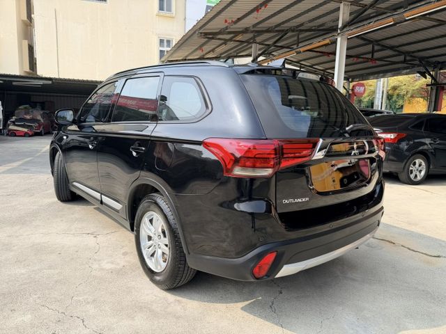 4ＷD 七氣囊 巡跡 無菸車 原鈑件認證 里程合約保證 可全貸 高雄二手車推薦  第4張相片