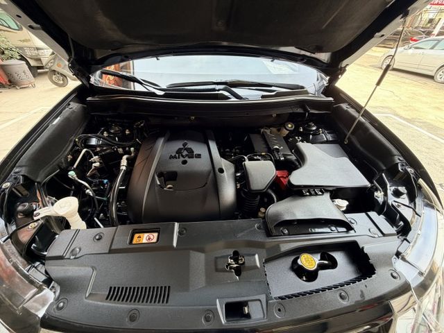 4ＷD 七氣囊 巡跡 無菸車 原鈑件認證 里程合約保證 可全貸 高雄二手車推薦  第18張相片