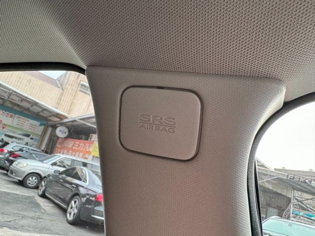 一步到位的超讚房車！原廠保養～僅跑5萬多～4WD 盲點偵測 高雄二手車推薦模範店：三力汽車  第10張相片
