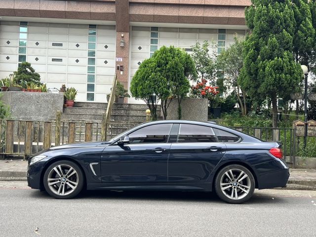 全車M化M盤 全段排氣管 非常矚目 免鑰匙啟閉 僅跑12萬 跟別間不一樣的就是價差～  第3張相片