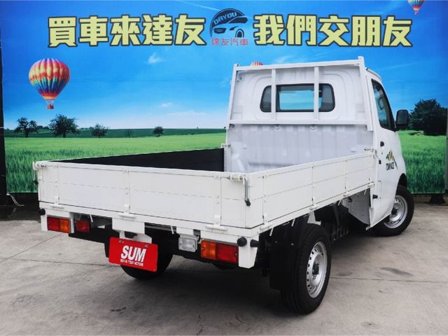 市場熱銷自排貨車 根本新車 里程只跑95km 怠速熄火 循跡 胎壓偵測  感應頭燈 現省新車快10萬 做生意載貨的好選擇  第4張相片