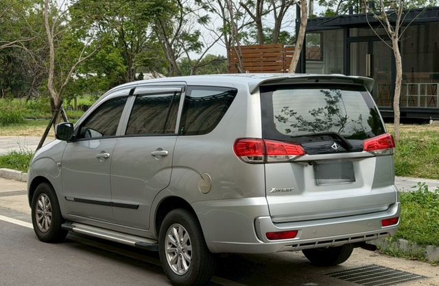 做生意的好幫手 便宜商用車 載貨自用兩相宜 里程僅跑10萬 影音 定速 快撥 原鈑件 內外回去免整理  第2張相片