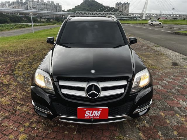 BENZ GLK220D 2.0 4MATIC 豪華版 全景天窗 省油省稅  第2張相片