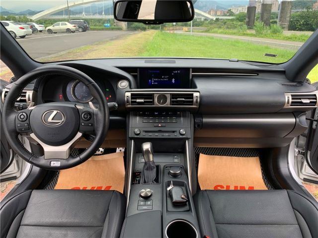 僅跑6萬公里 LEXUS IS200T F-SPORT  第9張相片