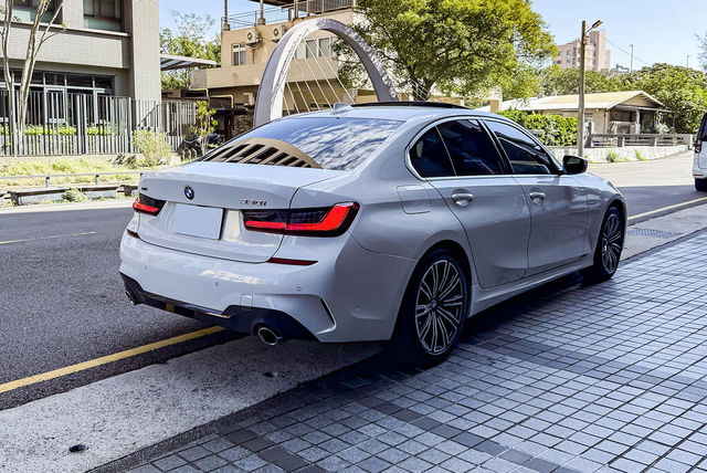 BMW寶馬 330I M SPORT  第2張相片