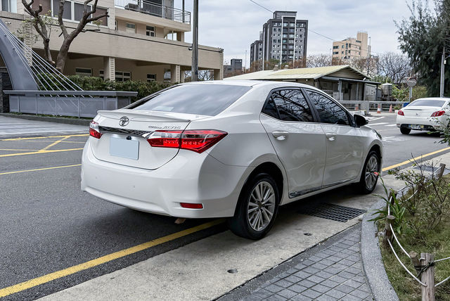 TOYOTA豐田 ALTIS  第3張相片