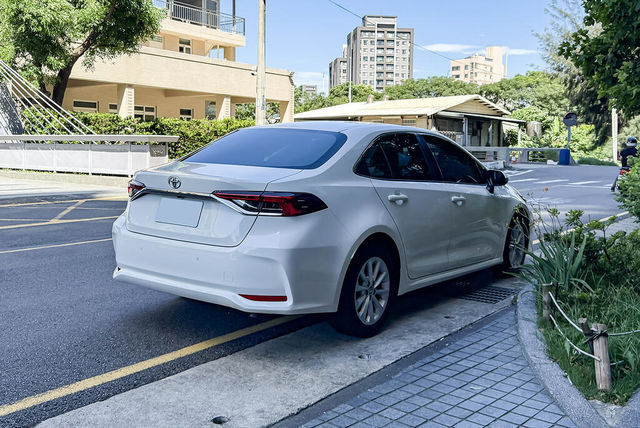 TOYOTA豐田 ALTIS  第2張相片