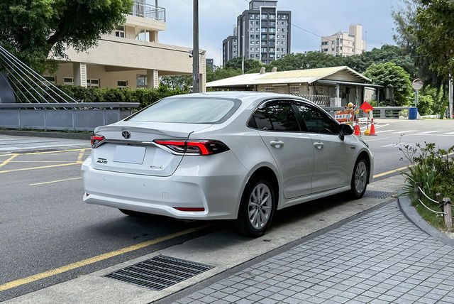 TOYOTA豐田 COROLLA ALTIS HYBRID  第2張相片