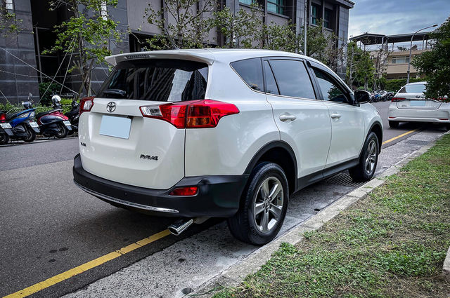 TOYOTA豐田 RAV4  第2張相片