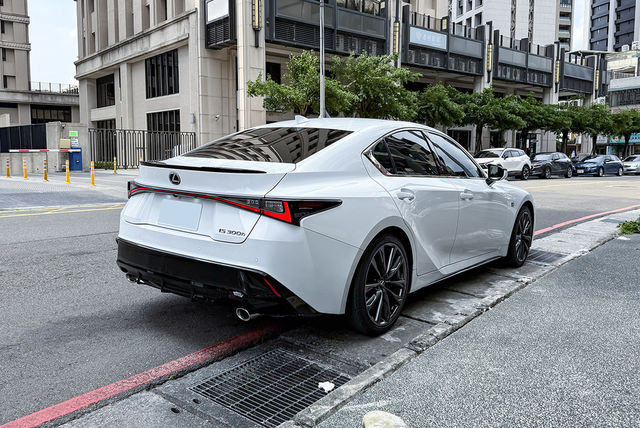 LEXUS凌志 IS 300H  第2張相片