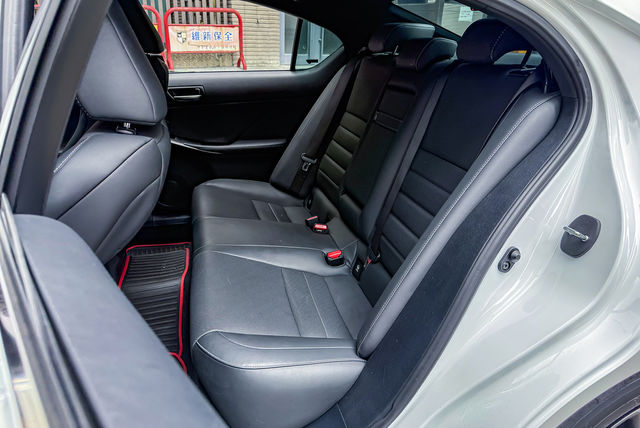 LEXUS凌志 IS 300H  第13張相片