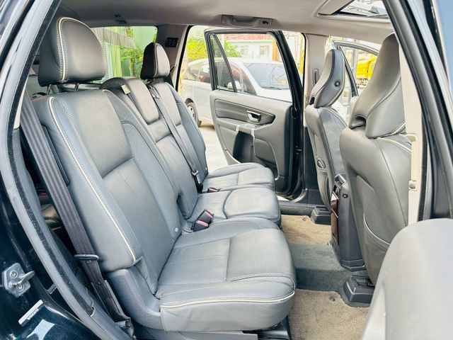 近日入庫【專售XC90柴油】釋出極美總裁版D5優質原版件實車極美~德國坦克  第13張相片