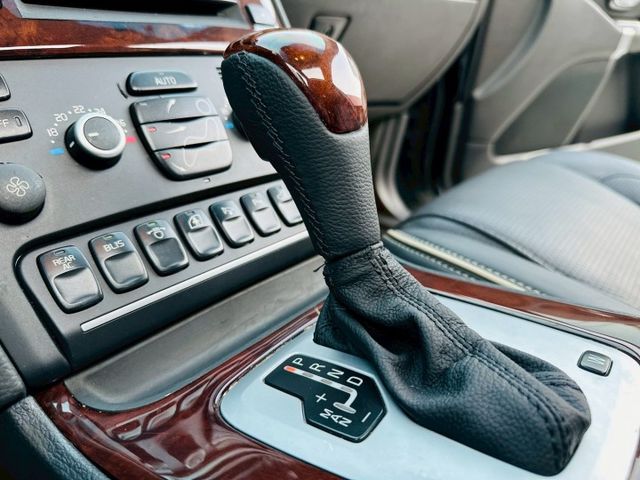 近日入庫【專售XC90柴油】釋出極美總裁版D5優質原版件實車極美~德國坦克  第18張相片