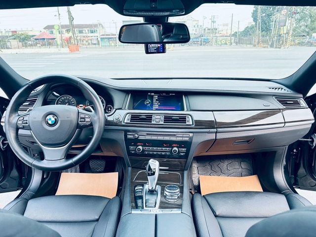 【新入庫730d實車漂亮內裝有近9成新極美小改款30d引擎更安靜極美優良認證車】  第7張相片