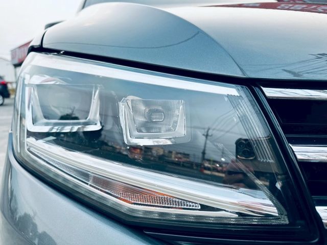 【新購入漂亮灰色2016新改款2.0柴油大7人座】車況很優良無須再整理可直接環島  第15張相片