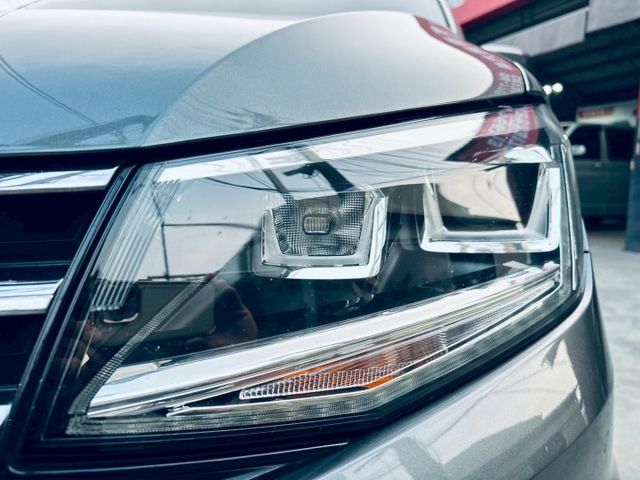 【新購入漂亮灰色2016新改款2.0柴油大7人座】車況很優良無須再整理可直接環島  第16張相片