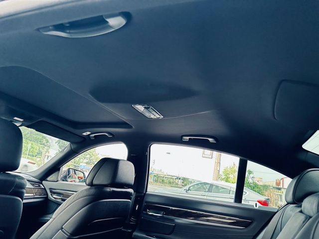 【新入庫稀少M版霸氣730d小改款引擎更安靜~實車極美優良原版件認證車】  第14張相片
