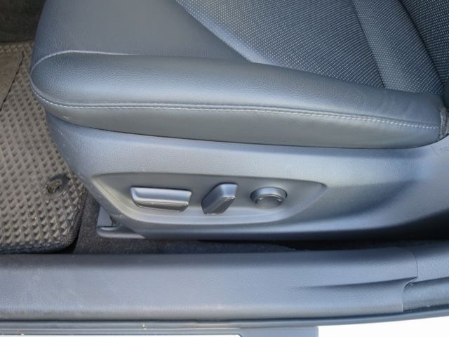 進口尊爵版I-KEY~車門感應~雙電動椅~9氣曩~定速~ACC跟車~車道偏移~盲點偵測  第11張相片