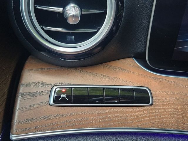 E250/總代理/車道偏移/天窗/盲點/摸門衛星導航/倒車顯影/電動座椅/電尾門  第9張相片