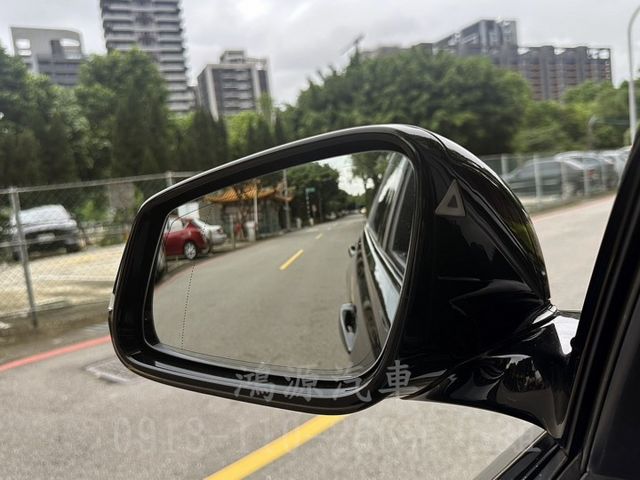 320i/總代理/M版/盲點/車道偏移/衛星導航/倒車顯影/電動座椅/電尾門  第14張相片