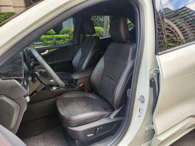 KUGA/ ACC/ST-LINE/盲點/360度環景/電動座椅/衛星導航/腳踢尾門  第4張相片