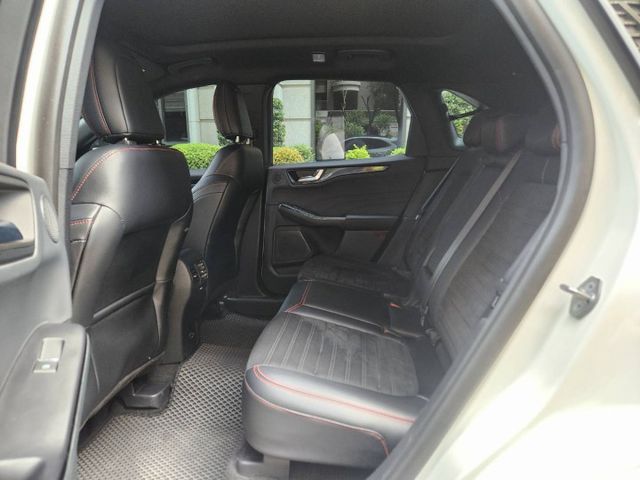KUGA/ ACC/ST-LINE/盲點/360度環景/電動座椅/衛星導航/腳踢尾門  第6張相片