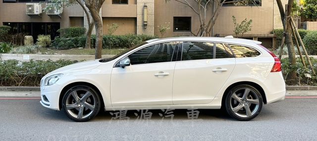 V60/天窗/盲點/車道偏移/衛星導航/倒車顯影/電動座椅/低里程  第2張相片