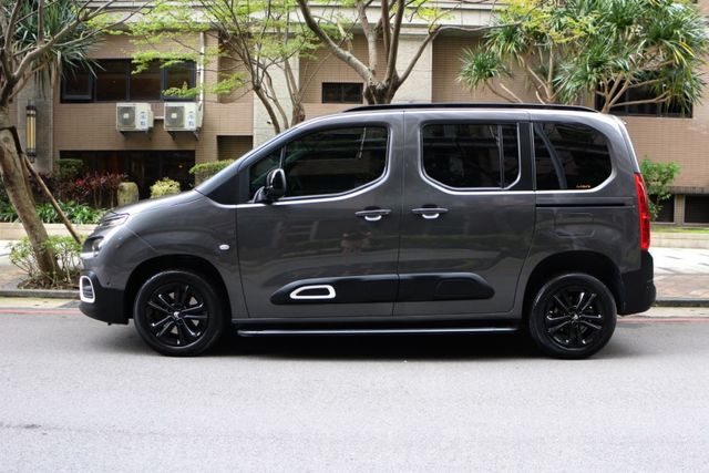 BERL INGO/盲點/摸門/全景天窗/衛星導航/倒車顯影/  第2張相片