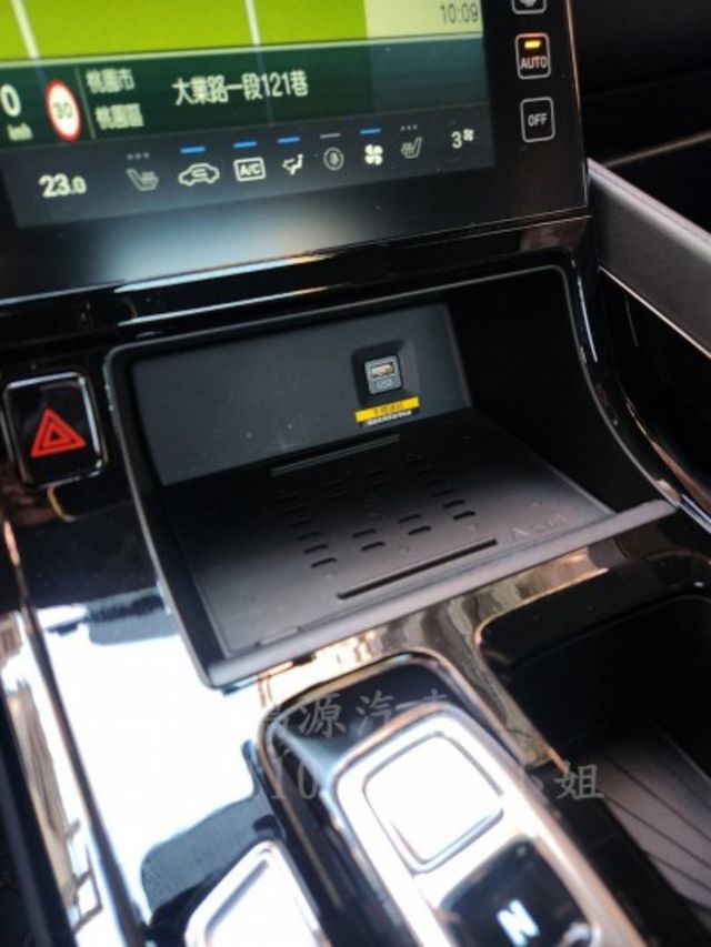 CUSTIN/KUG-B/7人座/盲點/ACC/雙天窗/雙滑門/無線充電氣/360度環境/電動尾門  第17張相片