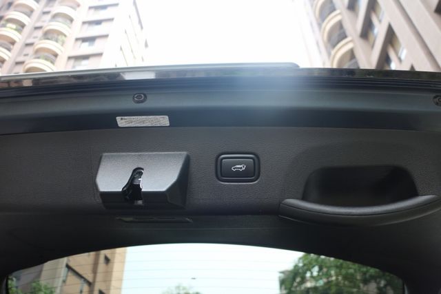 E300/23P/天窗/盲點/摸門/氣氛燈/衛星導航/倒車顯影/電動座椅/電尾門  第15張相片