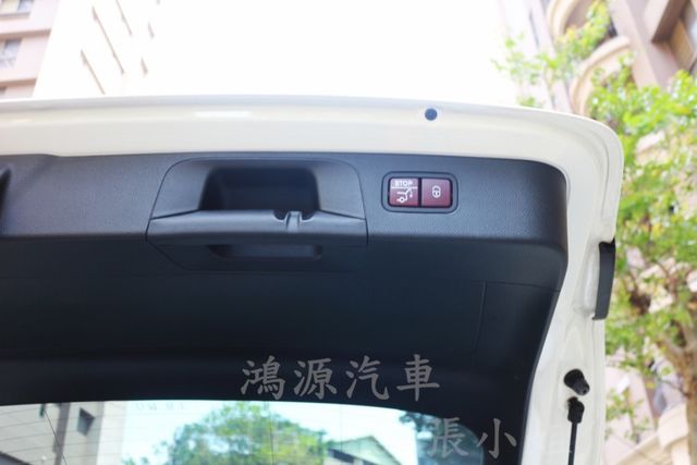 GLC250/總代理/摸門/全景天窗/衛星導航/360度倒車顯影/電動座椅/電尾門  第13張相片