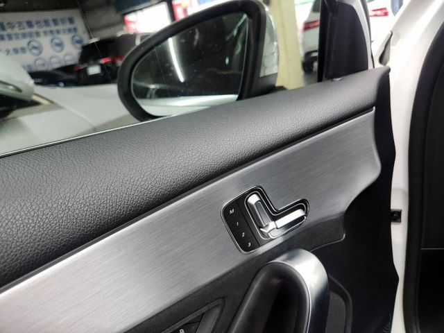 A180/總代理/盲點/摸門/衛星導航/360度倒車顯影/電動座椅  第6張相片