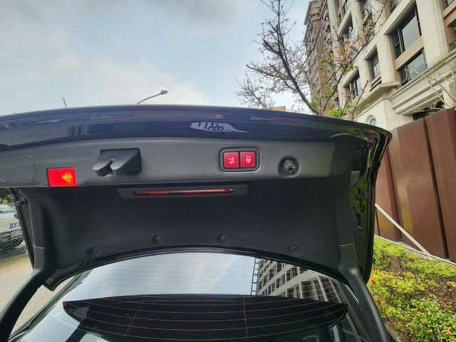 E300/23P/天窗/盲點/摸門/氣氛燈/衛星導航/倒車顯影/電動座椅/電尾門  第14張相片