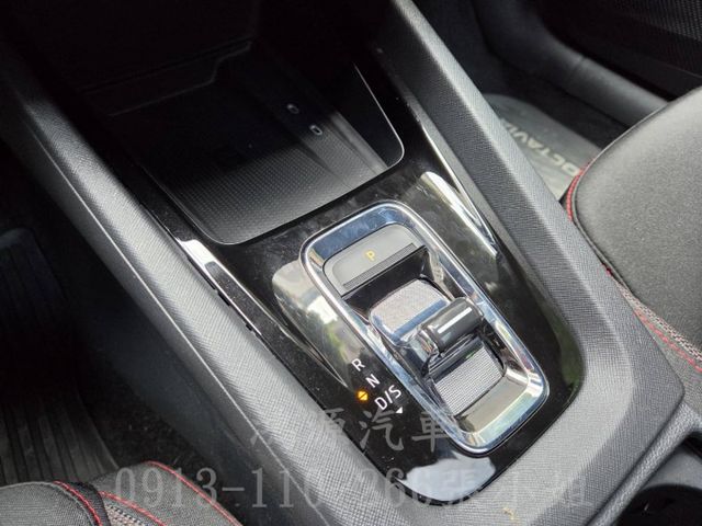 OCTAVIA /ACC/全景天窗/RS賽車椅/盲點/摸門/衛星導航/倒車顯影/電動座椅/電尾門  第13張相片