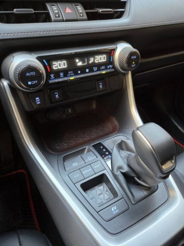RAV4 /ACC/盲點/摸門/衛星導航/倒車顯影/電動座椅/電尾門  第12張相片
