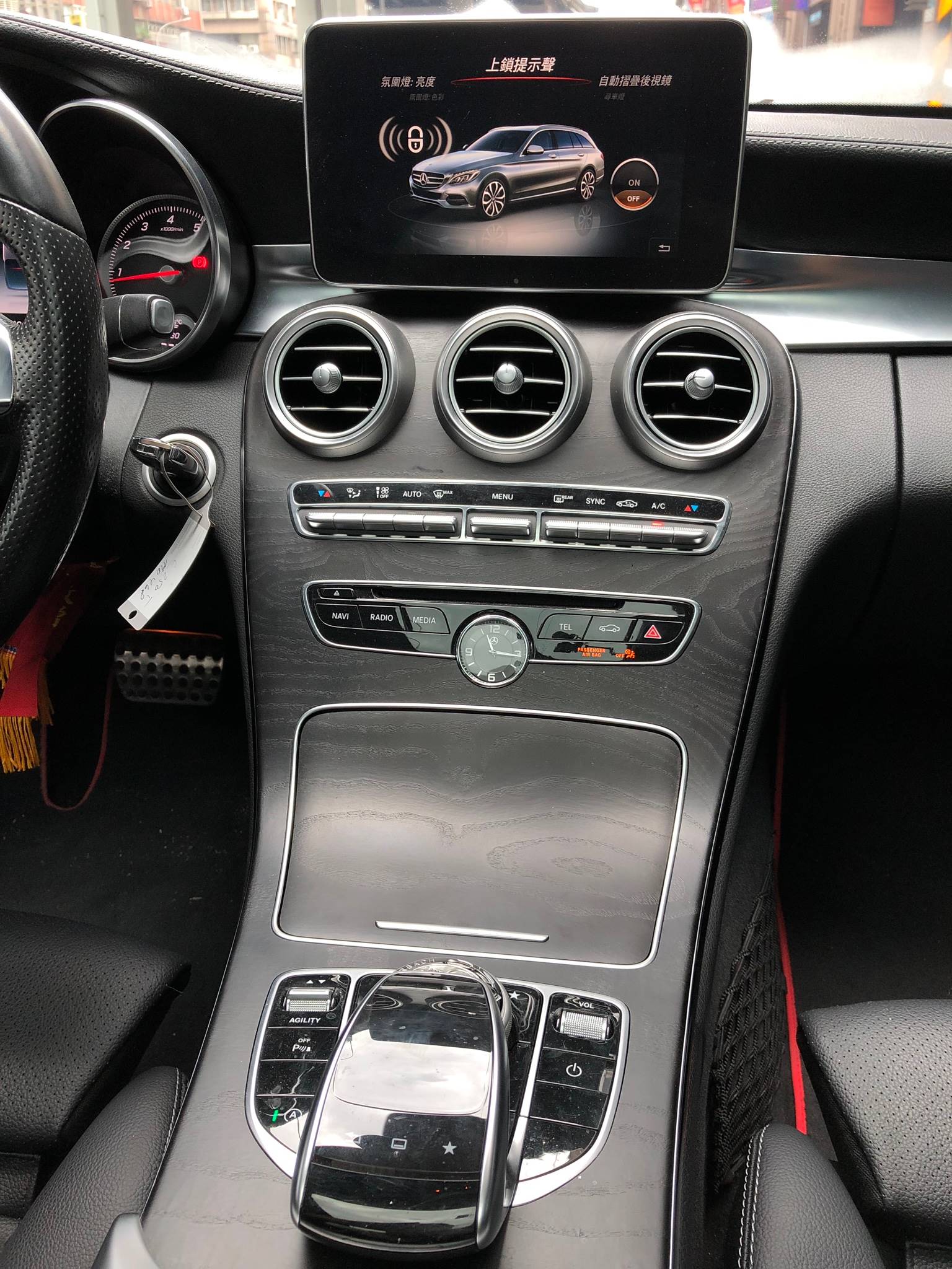 2015年 歐規 BENZ C250T 五門 總代理 跑4萬km 預售169.9萬  第14張相片