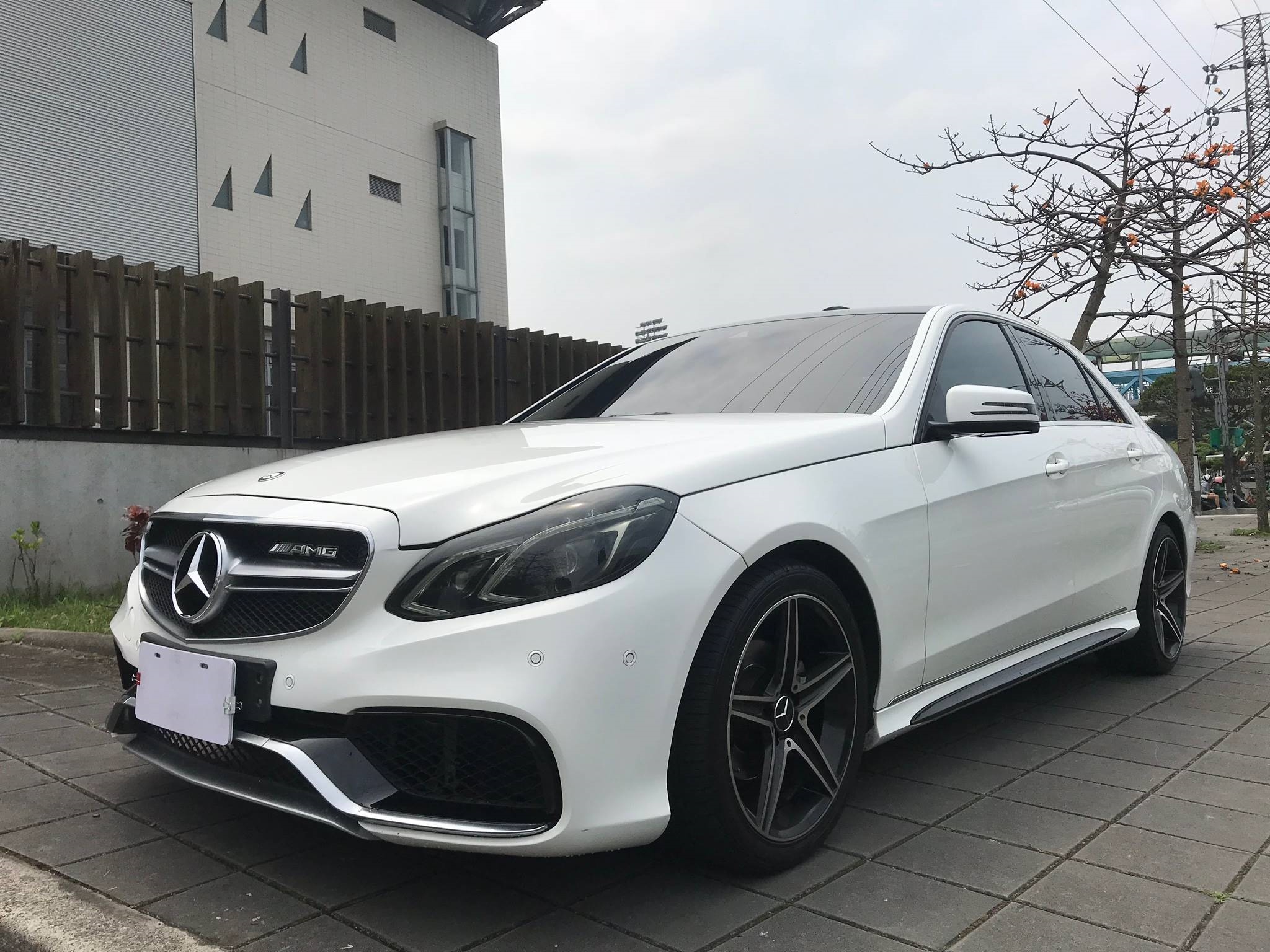   挑戰網路最低價 M-Benz E-Class 賓士 Benz E200 改E63外觀 全車原版件 新車價加改裝精品約300萬 特價138萬  第2張相片