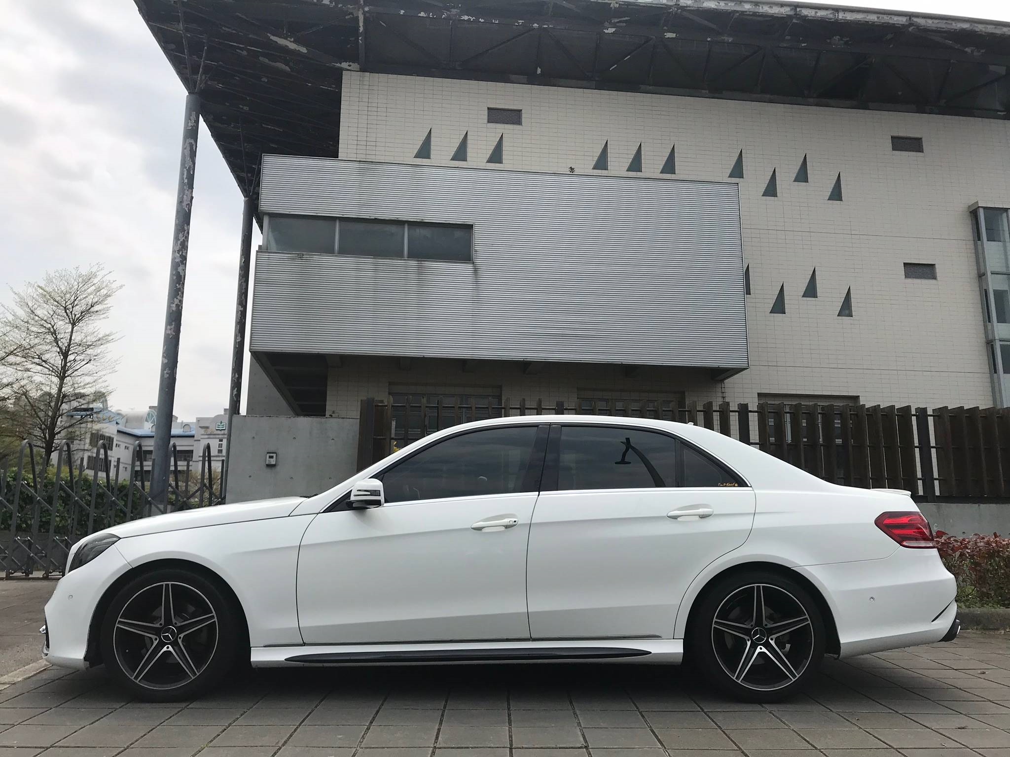   挑戰網路最低價 M-Benz E-Class 賓士 Benz E200 改E63外觀 全車原版件 新車價加改裝精品約300萬 特價138萬  第3張相片