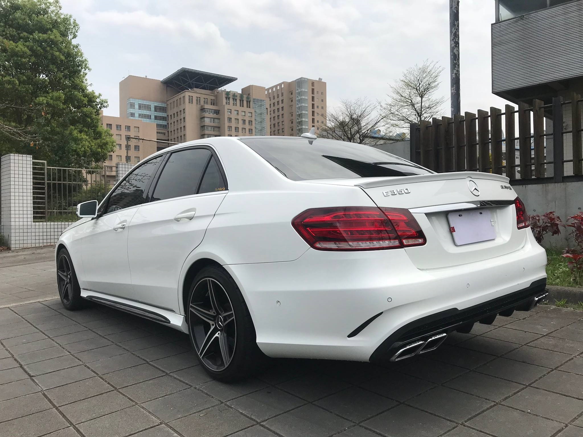   挑戰網路最低價 M-Benz E-Class 賓士 Benz E200 改E63外觀 全車原版件 新車價加改裝精品約300萬 特價138萬  第4張相片