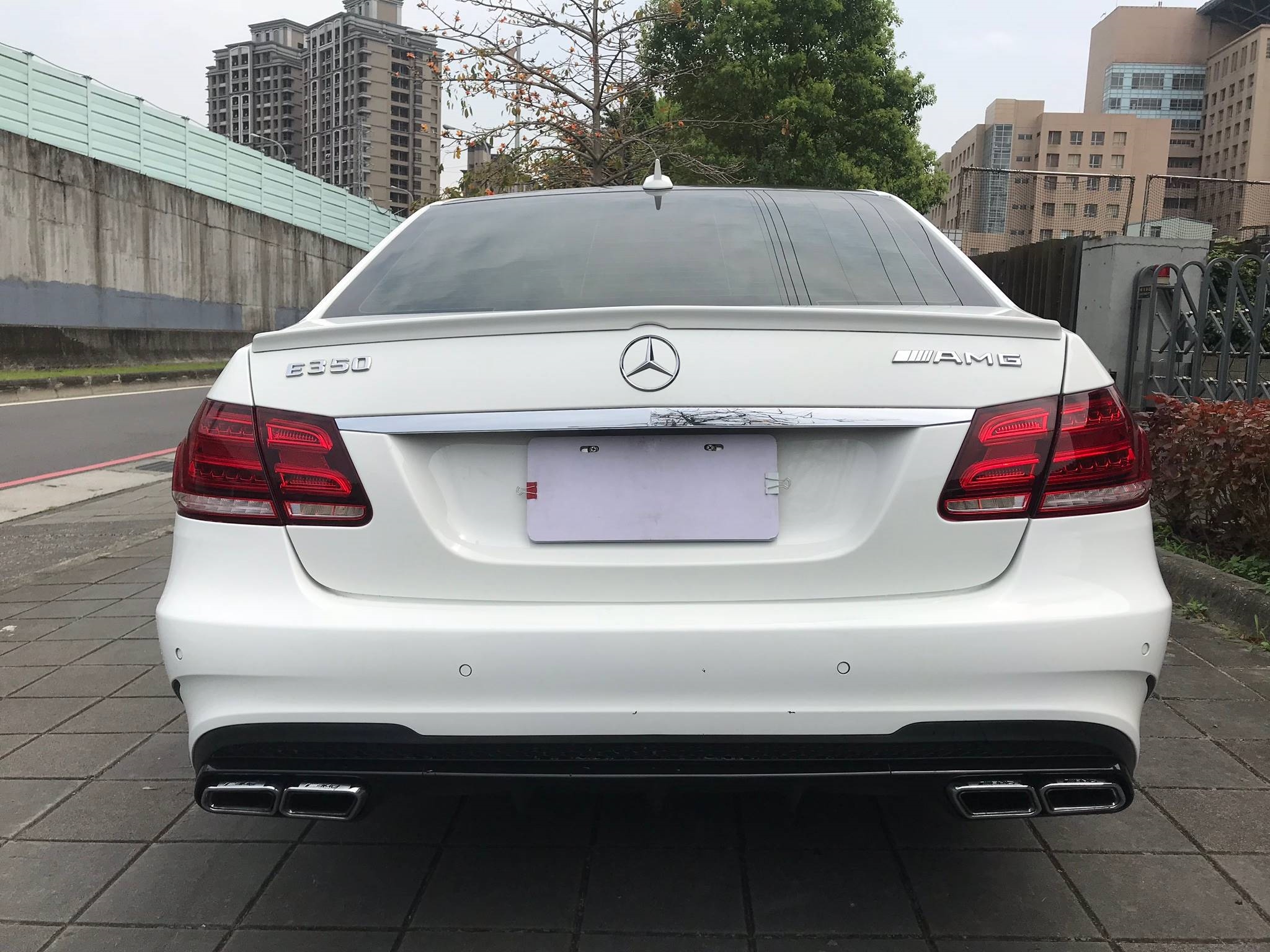   挑戰網路最低價 M-Benz E-Class 賓士 Benz E200 改E63外觀 全車原版件 新車價加改裝精品約300萬 特價138萬  第5張相片