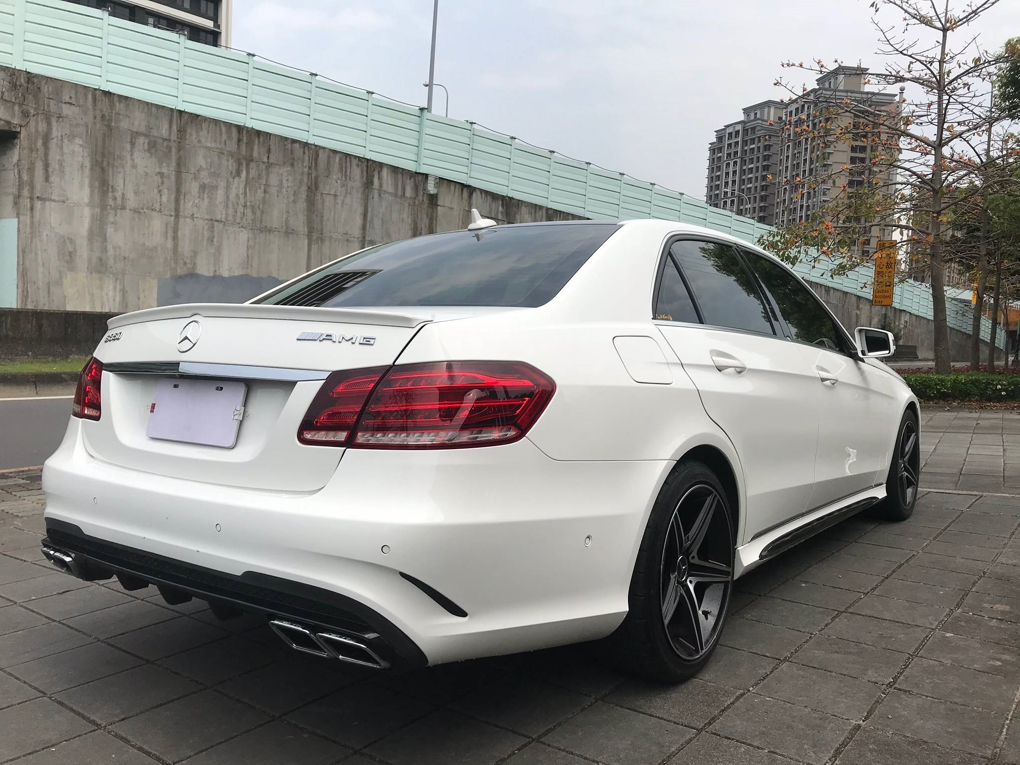  挑戰網路最低價 M-Benz E-Class 賓士 Benz E200 改E63外觀 全車原版件 新車價加改裝精品約300萬 特價138萬  第6張相片