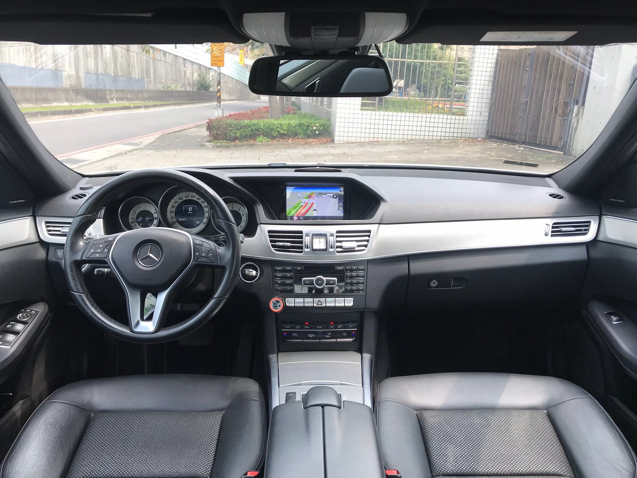   挑戰網路最低價 M-Benz E-Class 賓士 Benz E200 改E63外觀 全車原版件 新車價加改裝精品約300萬 特價138萬  第9張相片
