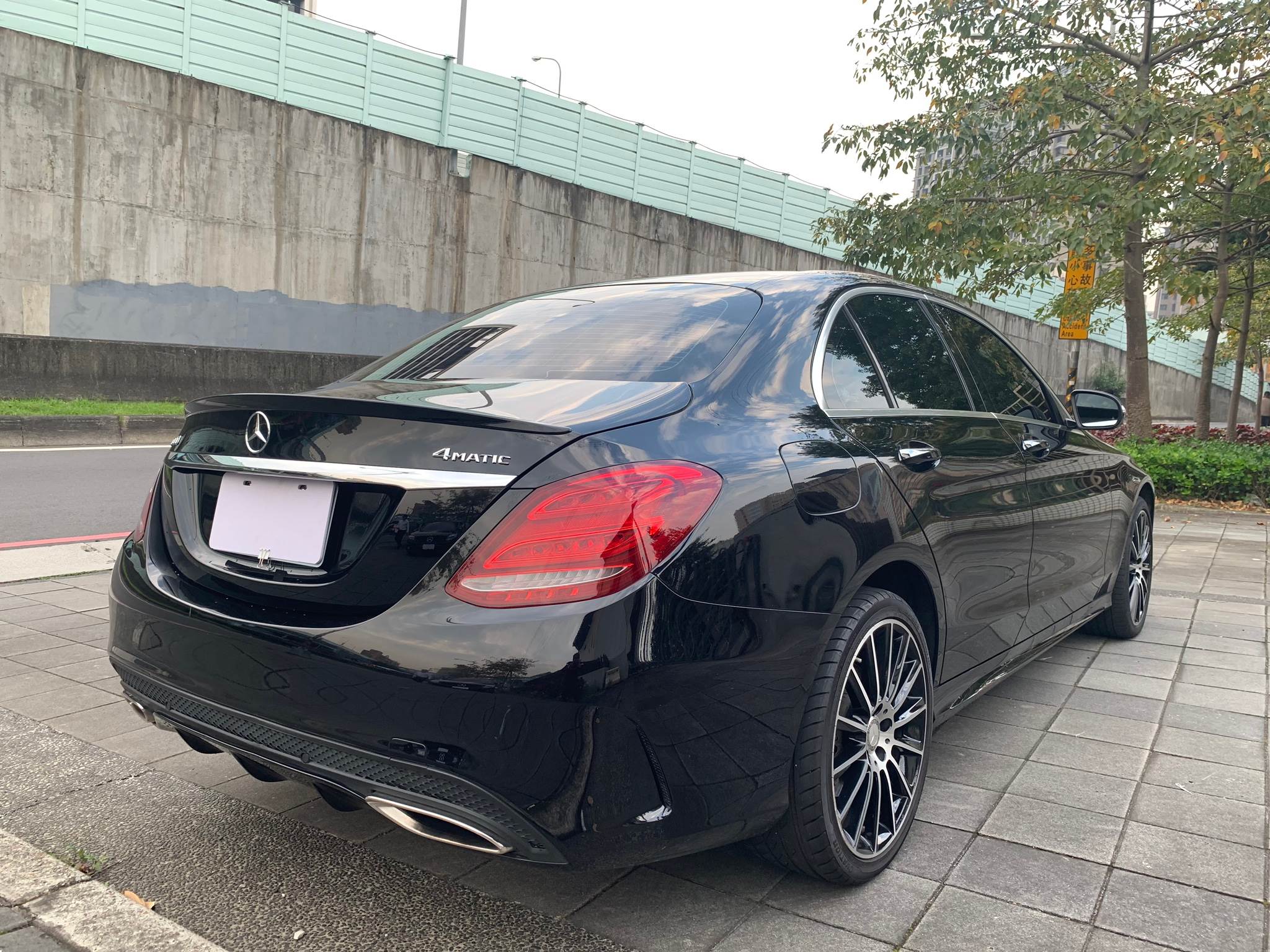 賓士 正2015年 W205 C300  第6張相片