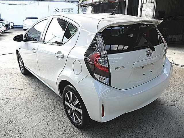 改款Toyota Prius c最佳油電小車搶手白  第3張相片