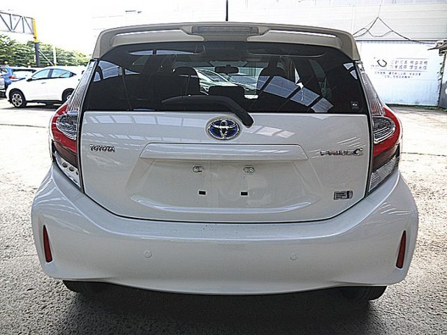 改款Toyota Prius c最佳油電小車搶手白  第4張相片