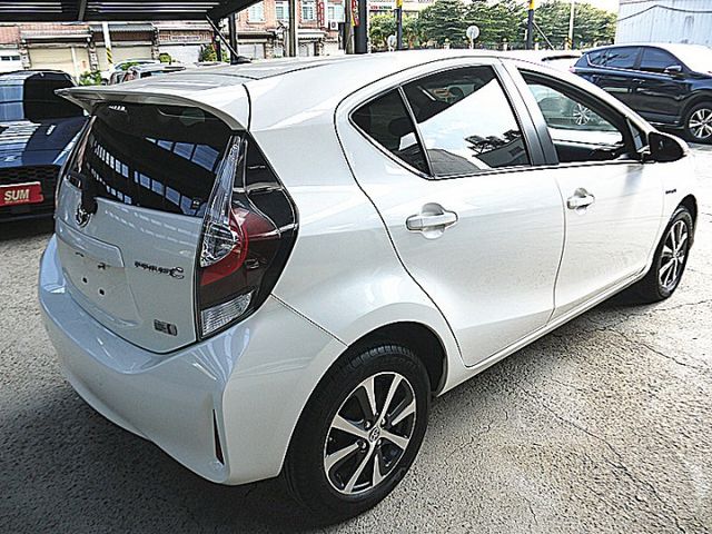 改款Toyota Prius c最佳油電小車搶手白  第5張相片